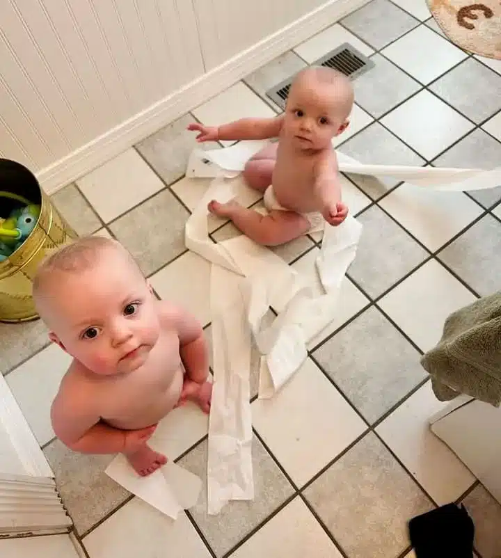 Funny twin mischeif picture