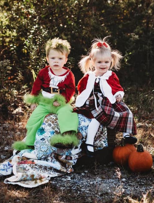 twins dressed as the grinch and Cindy Lou who boy girl twin halloween costumes