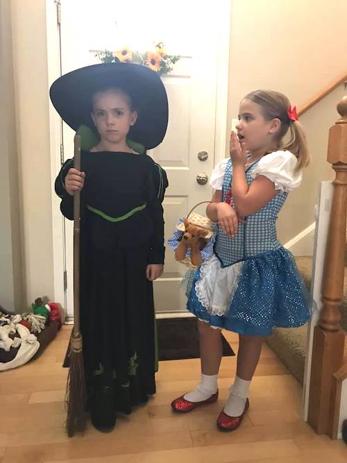 twin girls dressed as dorothy and the wicked witch from the wizard of oz twin girls halloween costumes