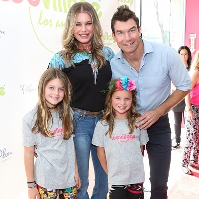 celebrities with twins rebecca romijn and jerry o'connell with twin daughters smiling for the camera