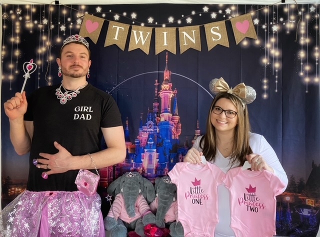Twin Pregnancy Announcement: Amazing Ways To Tell Your Family it’s TWO