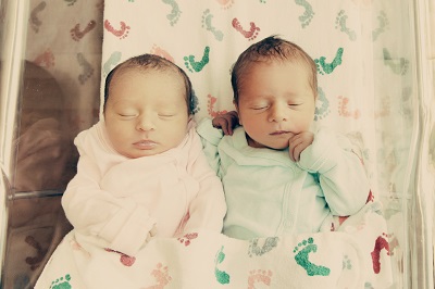 newborn twins in hospital sIUGR
