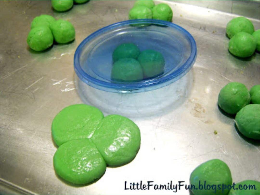 Make CLover Cookies as St. Patrick's Day Crafts and Snacks 