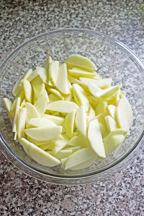 sliced apples for apple pie