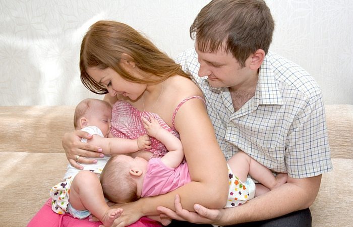 mom tandem nursing twins with dad get ready for breastfeeding twins