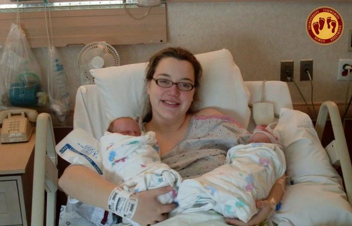 Leah Bryant and newborn twins in hospital after having a normal twin pregnancy