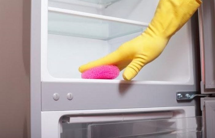 cleaning refridgerator