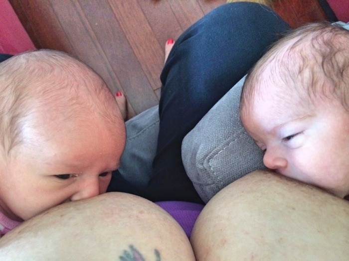 twin babies breastfeeding tandem