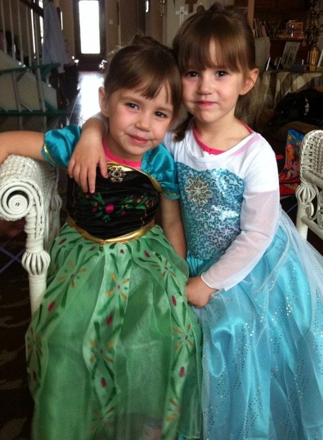 twin girls dressed as anna and elsa from frozen twin girls halloween costumes