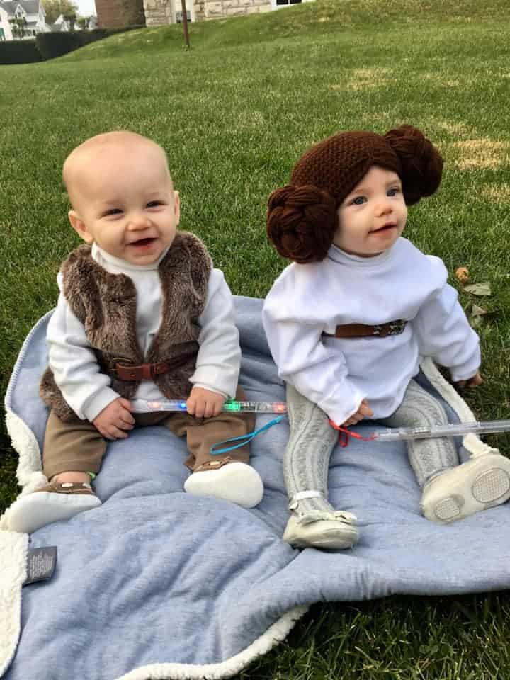 baby twins dressed up as luke and leia from the movie star wars