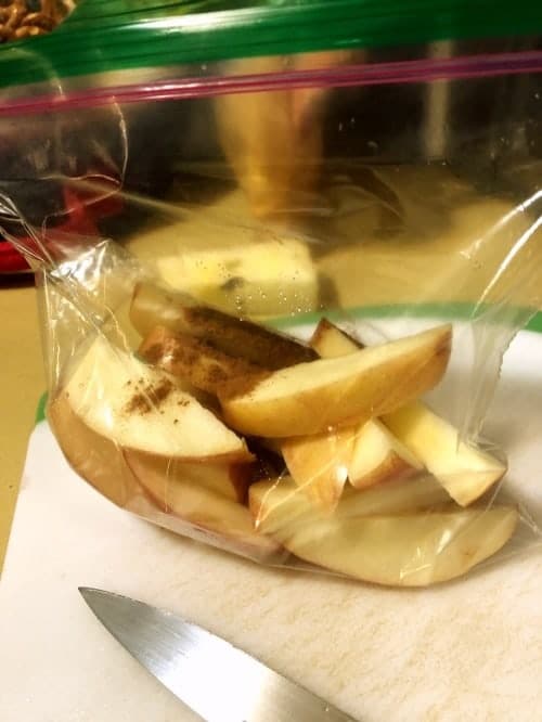 apple slices in a bag with cinnamon lunch packing tips
