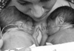Mom holdning newborn twins