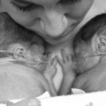 Mom holdning newborn twins