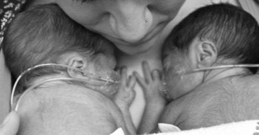 Mom holdning newborn twins