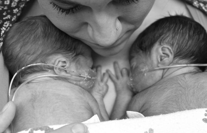 Mom holdning newborn twins