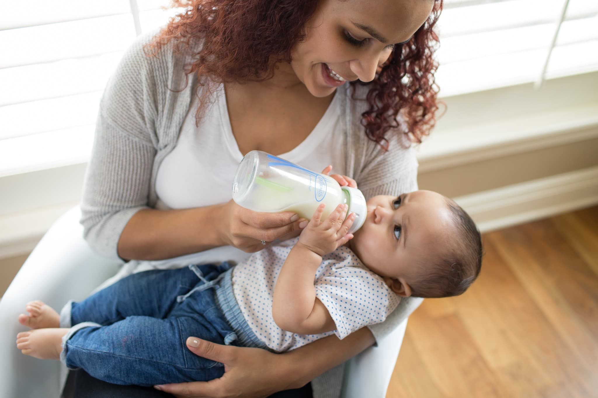 Bottle-feeding babies: giving the bottle