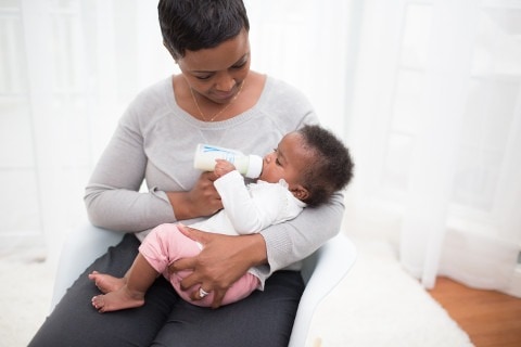 mom bottle feeding baby don'ts of bottle feeding